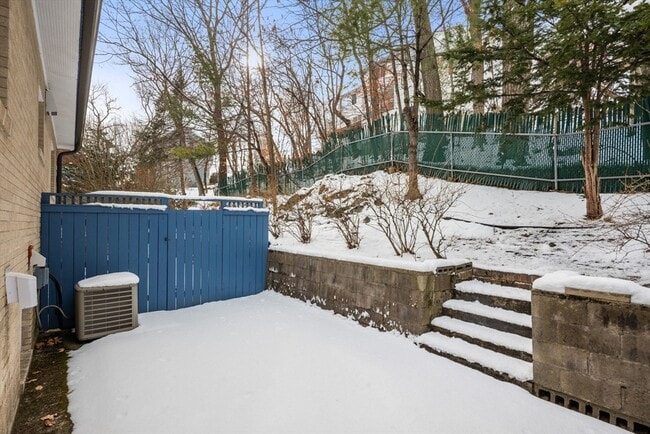 Building Photo - 330 Cambridge St