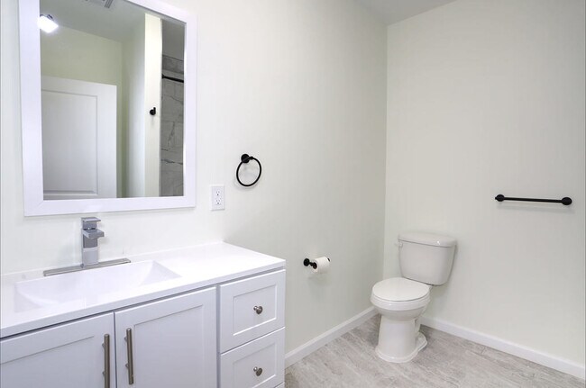 Building Photo - 143 Zabriskie St