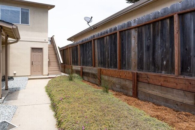 Building Photo - Newly Remodeled 2 bedroom 1 bathroom Seaside Apartment!