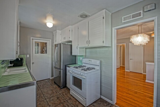Building Photo - CHARMING, BRIGHT & AIRY HOLLYGLEN HOME W/ BEAUTIFULLY LANDSCAPED FRONT & REAR YARDS W/ PATIO BLOC...