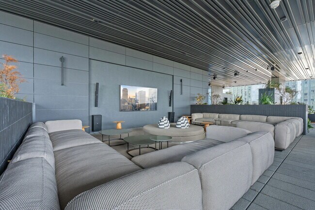 Building Photo - 610 Davis St