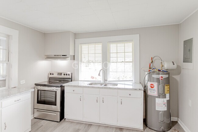 Building Photo - 1703 Pine St