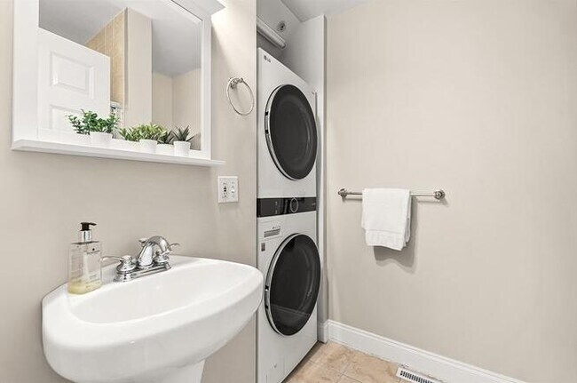 Building Photo - 749 Somerville Ave