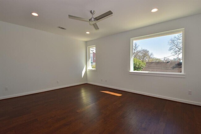 Building Photo - 713 James St