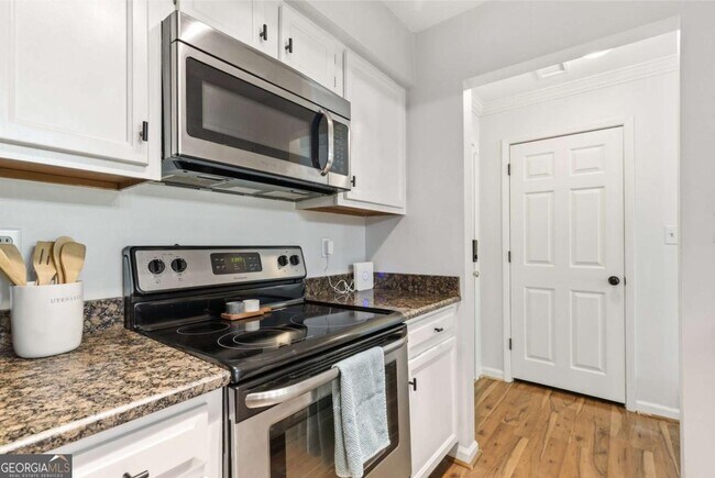 Building Photo - 24307 Plantation Dr NE