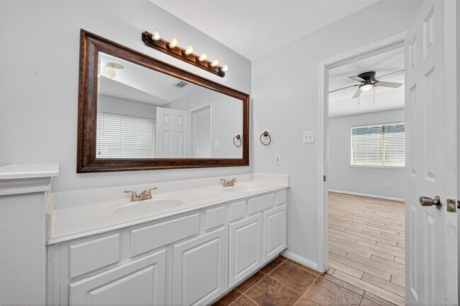 Building Photo - 16414 Sylvan Dale Dr