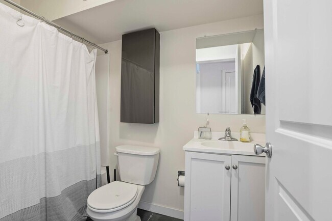 Building Photo - 520 S 4th St