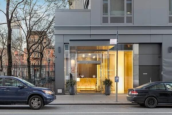 Building Photo - 305 W 16th St