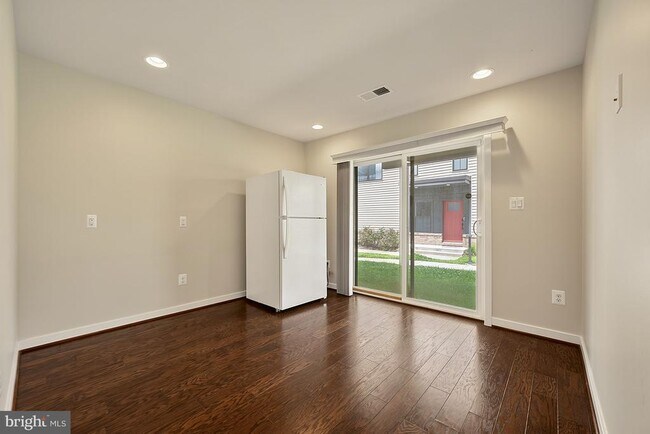 Building Photo - 6230 Almerico Pl