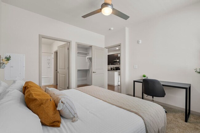 Building Photo - 711 W Broadway Rd