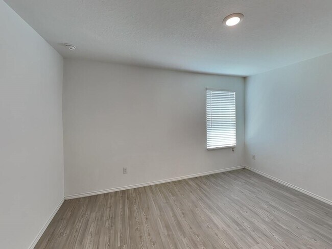 Building Photo - 116 Hollywood Dr