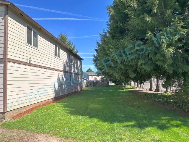 Building Photo - Charming 2-Bedroom Multiplex in Portland with Cozy 862 Sq Ft Layout - Perfect for Urban Living!