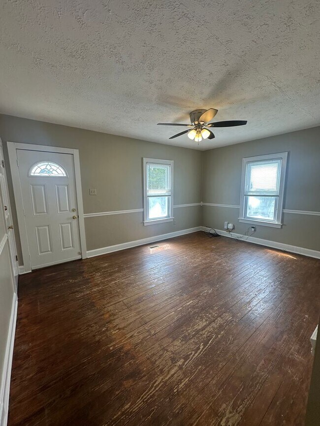 Building Photo - 649 Golfview Dr