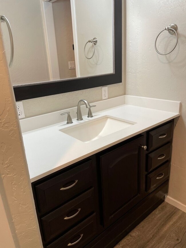 Building Photo - Fully Furnished 1 Bed 1 Bath NW Bend