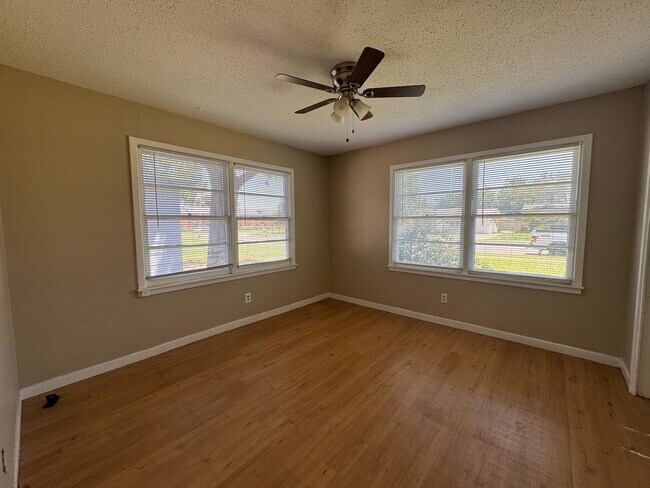Building Photo - Charming 2 Bed 1 Bath 1 Car Garage Home
