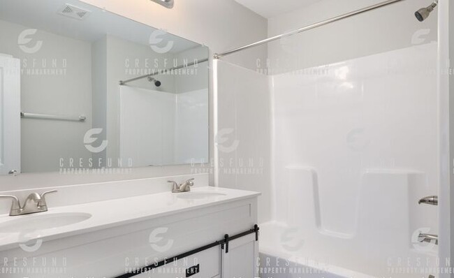 Building Photo - 2 Bedroom, 2 Bath - Like NEW and Available...