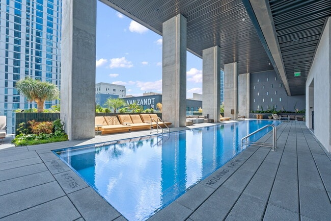 Building Photo - 610 Davis St