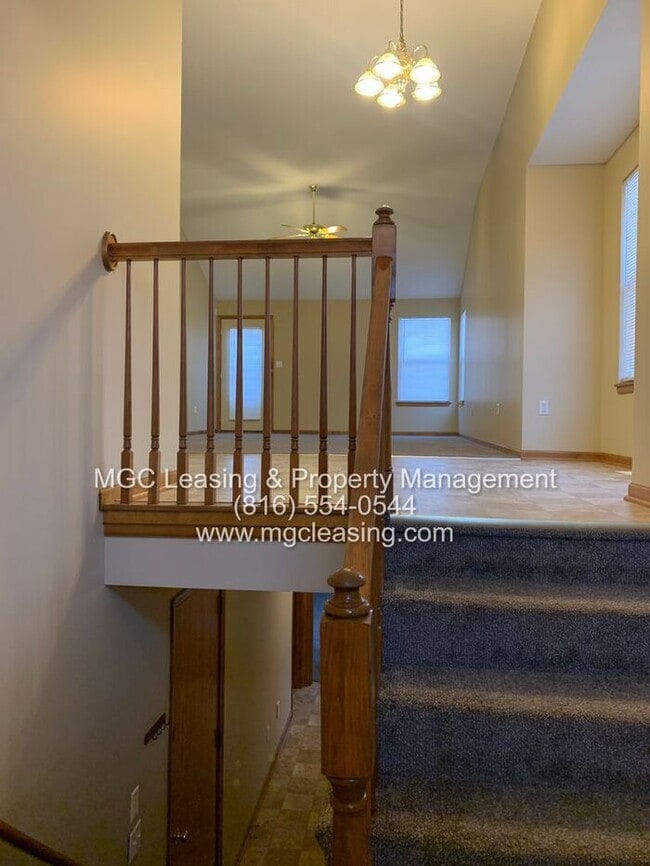 Building Photo - A Bright, Comfortable Split-Level Home in a Convenient Raymore Location