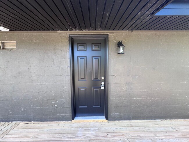 Building Photo - Newly Remodeled 2 bed 1 bath Apartment