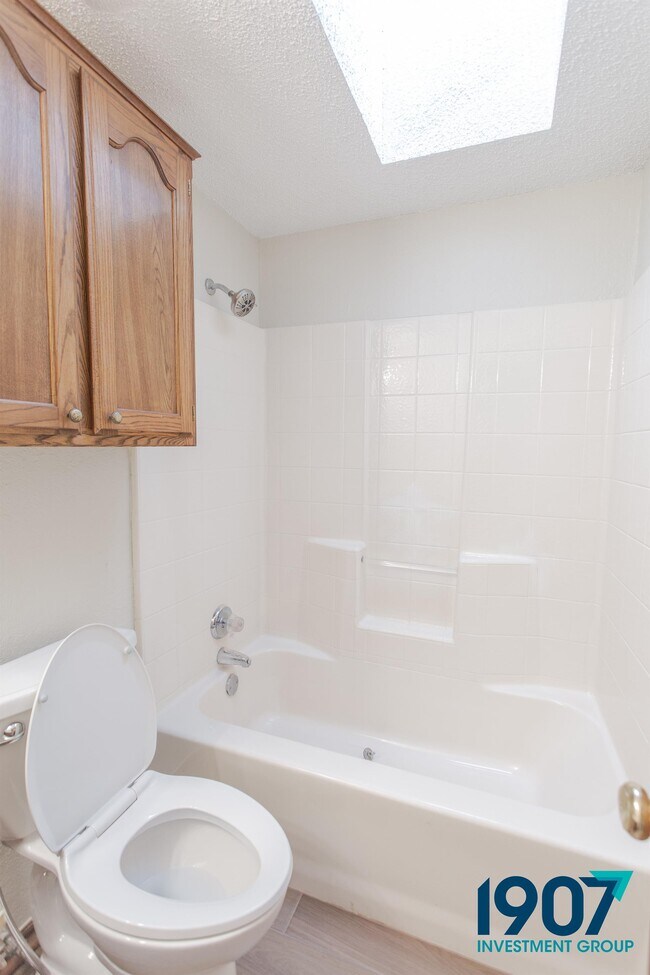 Building Photo - 2102 Briarcliff Dr