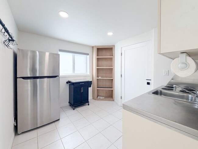 Building Photo - Lower Unit | 1 Bed 1 Bath Silverstrand | Unfurnished