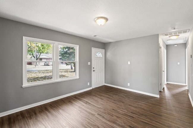 Building Photo - Welcome home to this cozy and fully updated 3-bedroom, 1-bath rental in Kansas City, KS!  1st mon...