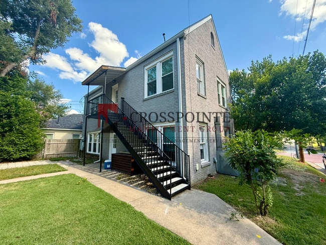 Building Photo - Tour Today! 2 Bedroom 1 Bathroom Upstairs Unit!