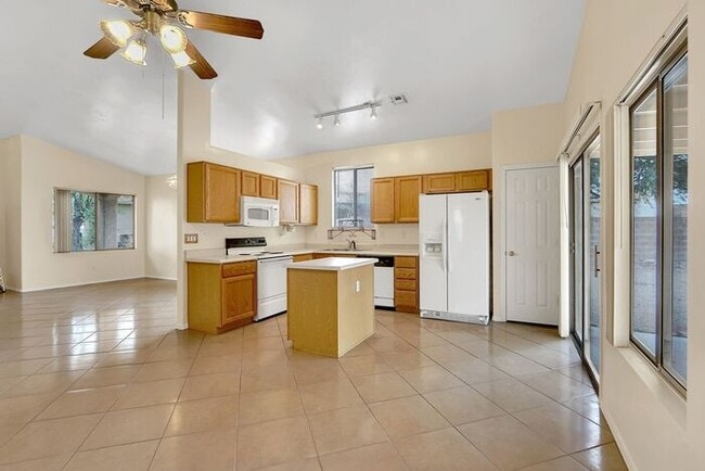 Building Photo - Pending/ Rented - Sunlit Serenity in Rita ...