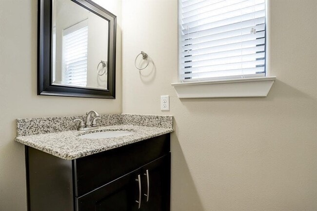 Building Photo - Gorgeous Contemporary Three Bedroom!