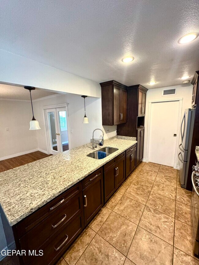 Building Photo - 10288 Lakeview Dr