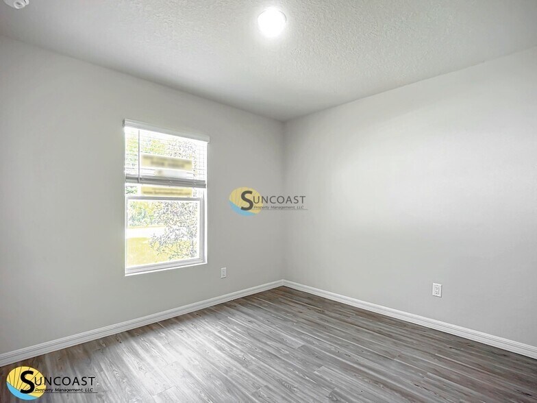 Building Photo - 11 Regis Ln