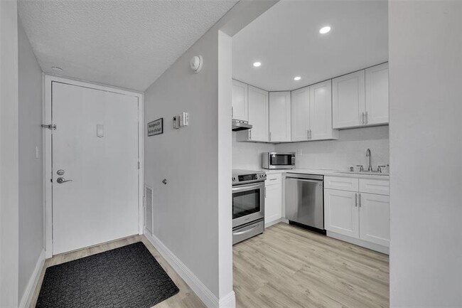 Building Photo - 531 N Ocean Blvd