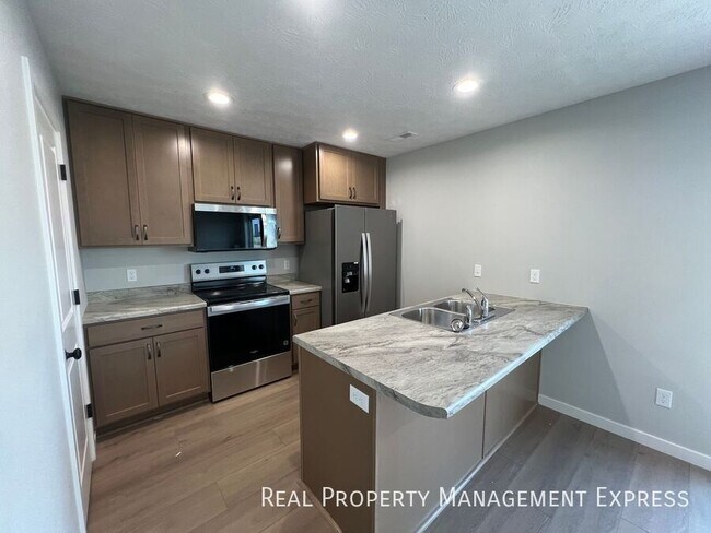 Building Photo - 3 Bedroom 1.5 Bathroom Townhome