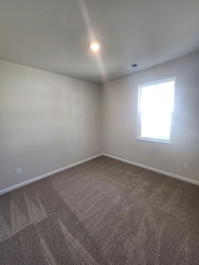 Building Photo - 227 Londonshire Dr
