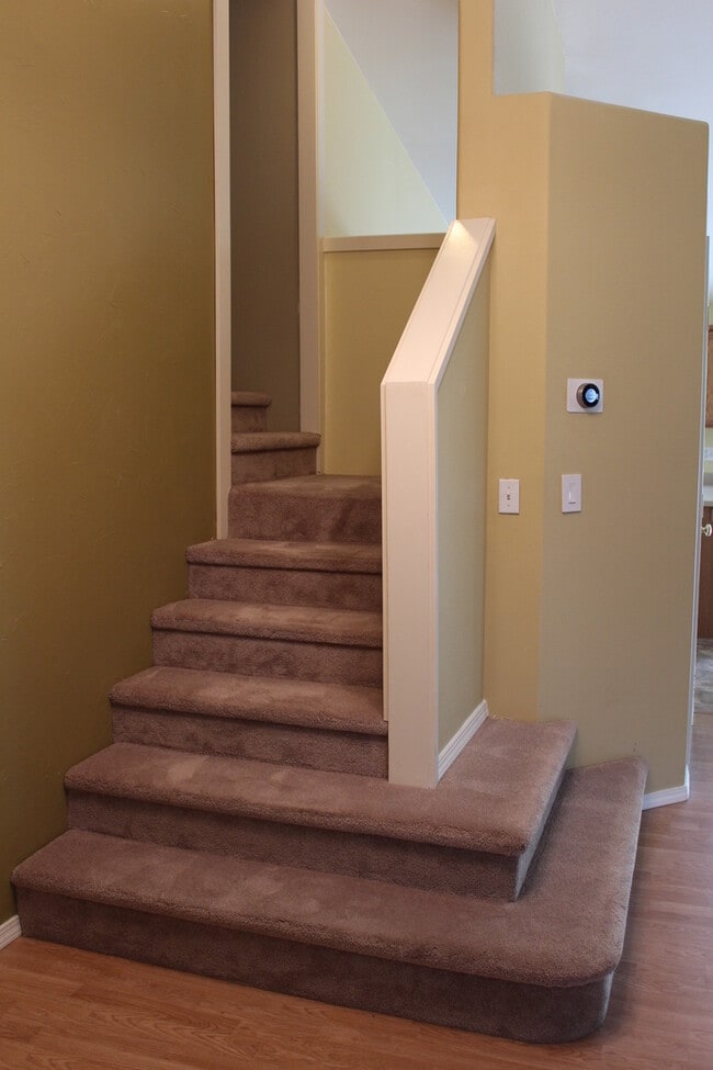 Building Photo - NE 4 Bedroom, 3 Bath, Gas Fireplace/Heat, ...