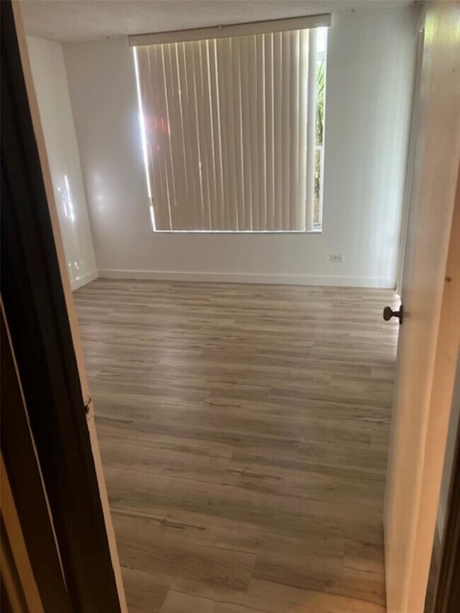 Building Photo - 3720 Inverrary Dr