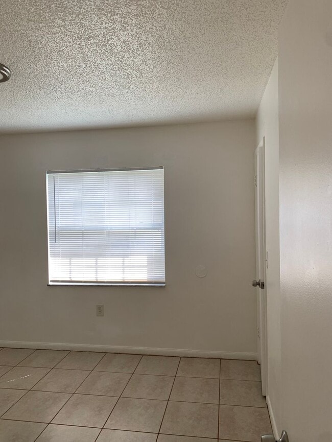 Building Photo - Vero Beach 2 Bedroom 1 Bath