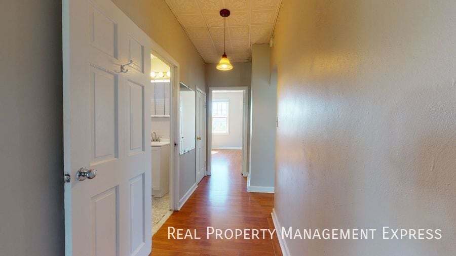 Building Photo - Renovated 2 Bedroom 1 Bathroom Home w/ Sin...