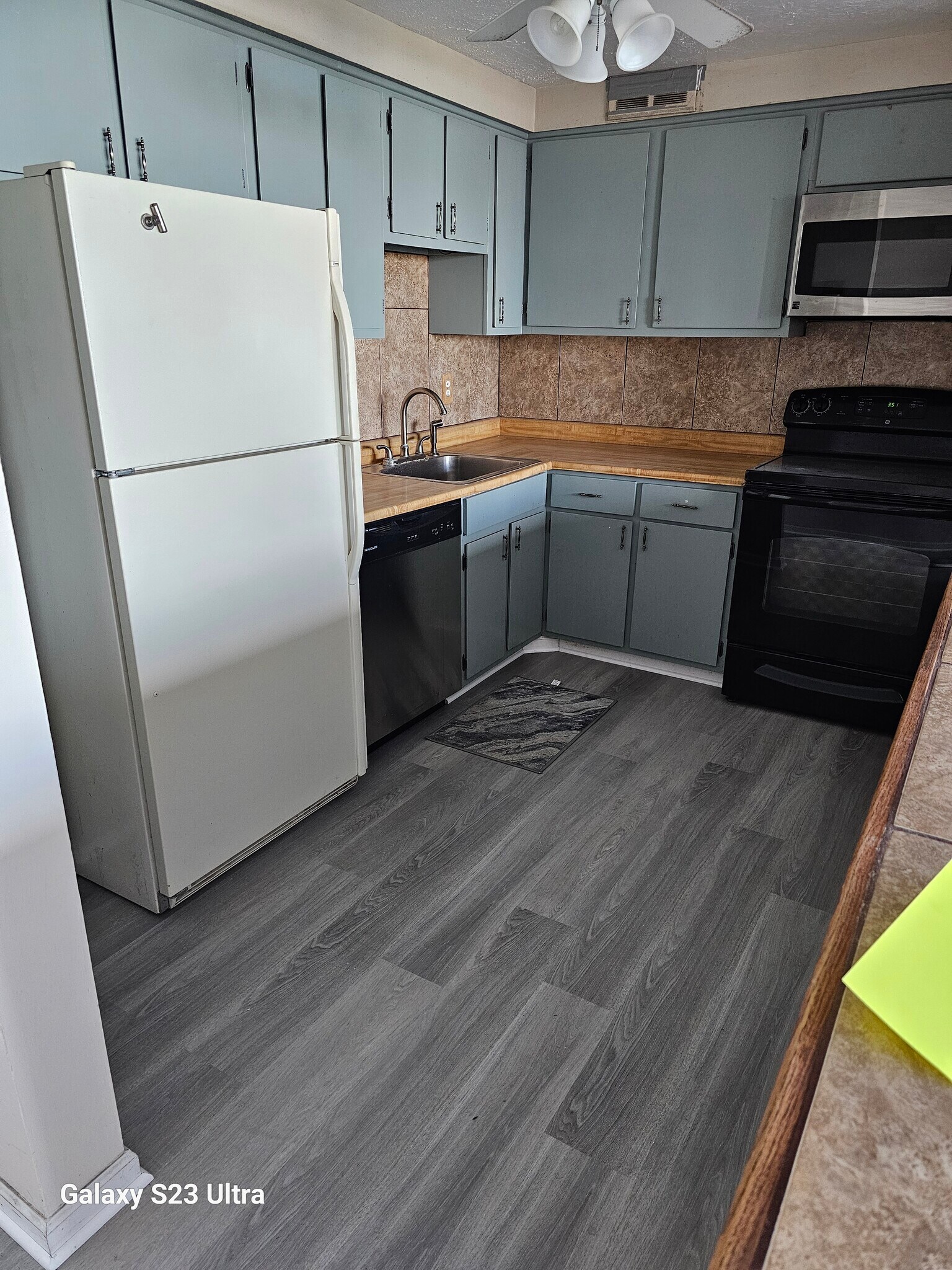 Building Photo - 11811 Lake Ave