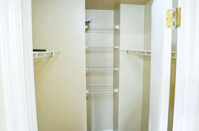 Building Photo - FIRST MONTH FREE! Rockwood Villas 3 bedroom 3 bath