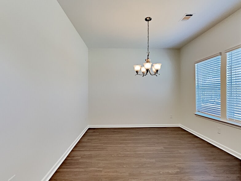 Building Photo - 307 Camp dr