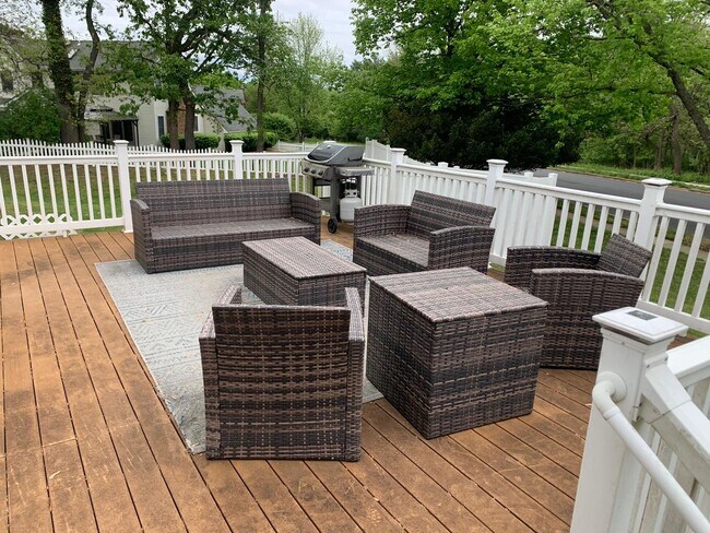 Building Photo - Large House in Cherry Hill East