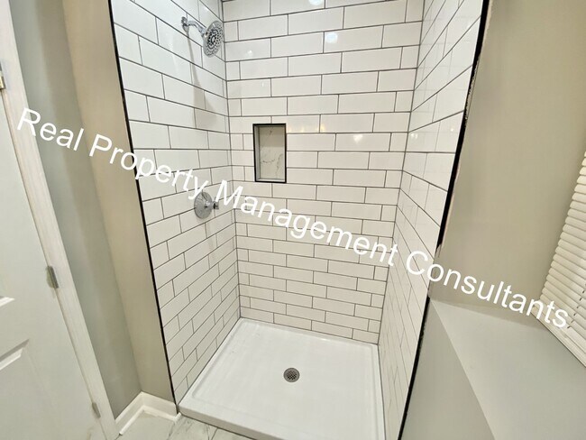 Building Photo - 3 Bedroom 2 Bath Home