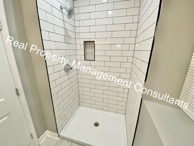 Building Photo - Renovated 3-Bedroom Home! Deposit Free Living Available via Obligo