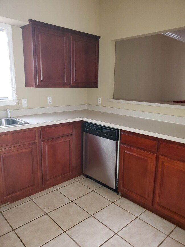 Building Photo - Beautiful 2 Bedroom 2 Bath Available 10/10...