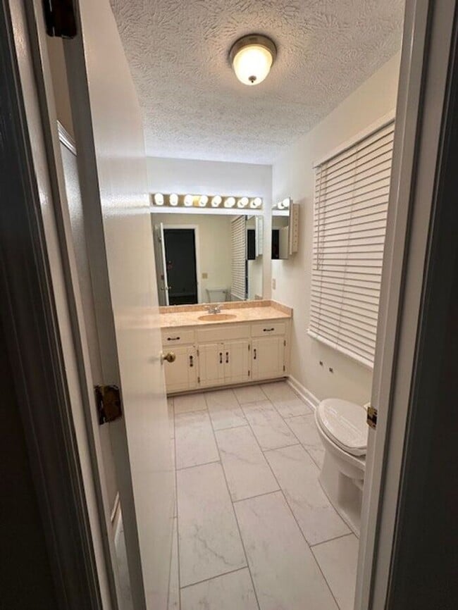 Building Photo - Spacious Townhouse in Woodlawn Area