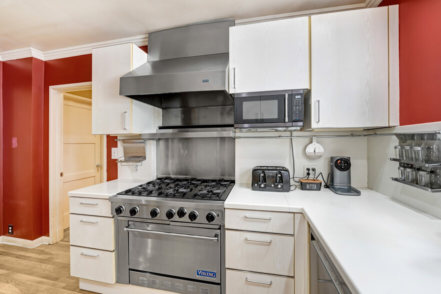Kitchen - 10915 White Oak Ave