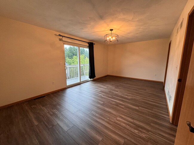 Building Photo - Beautifully Updated 2 Bedroom Town-Home in...