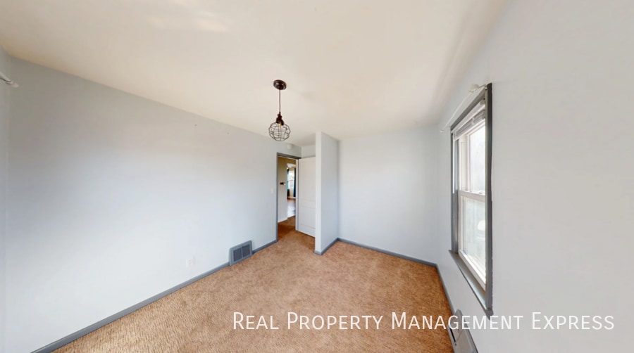 Building Photo - 2 Bedroom 1 Bathroom Home