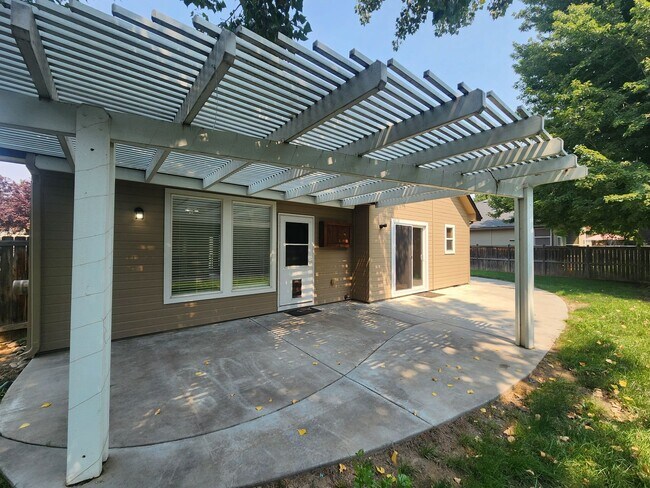 Building Photo - Remodeled 4 bedroom home